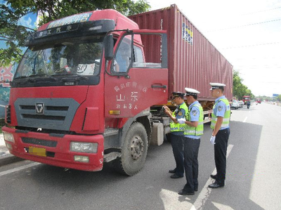 胶州交警与运输局联动开展整治货车超载超限专项行动_交通